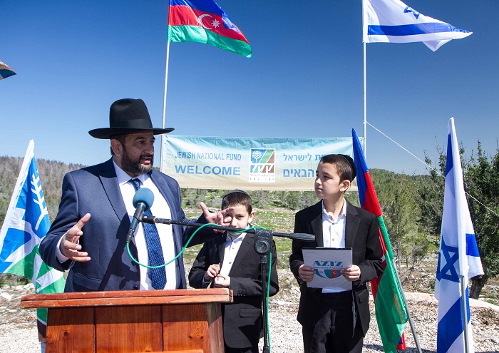 Представители азербайджанской еврейской общины на открытии парка в честь жертв Ходжалы в лесу Хаима Вайсмана в Израиле.